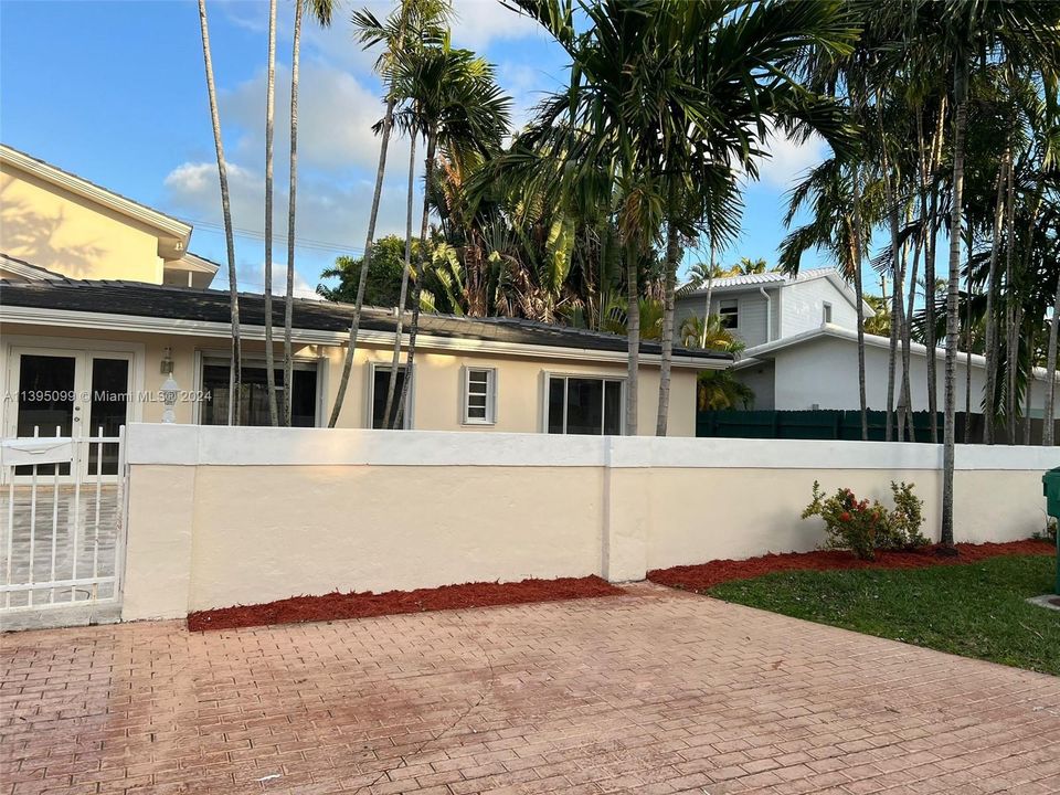 Recently Sold: $2,950,000 (5 beds, 3 baths, 2537 Square Feet)