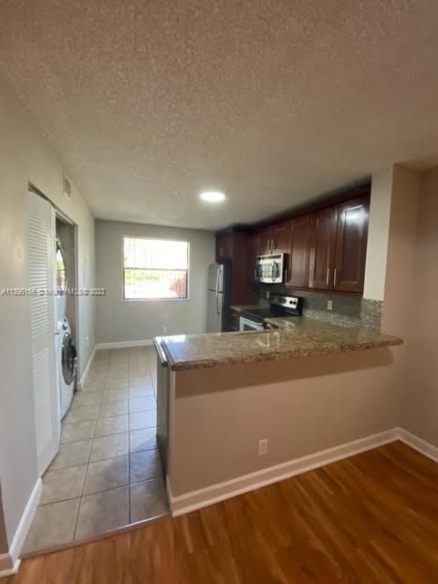 Recently Rented: $2,200 (2 beds, 2 baths, 950 Square Feet)