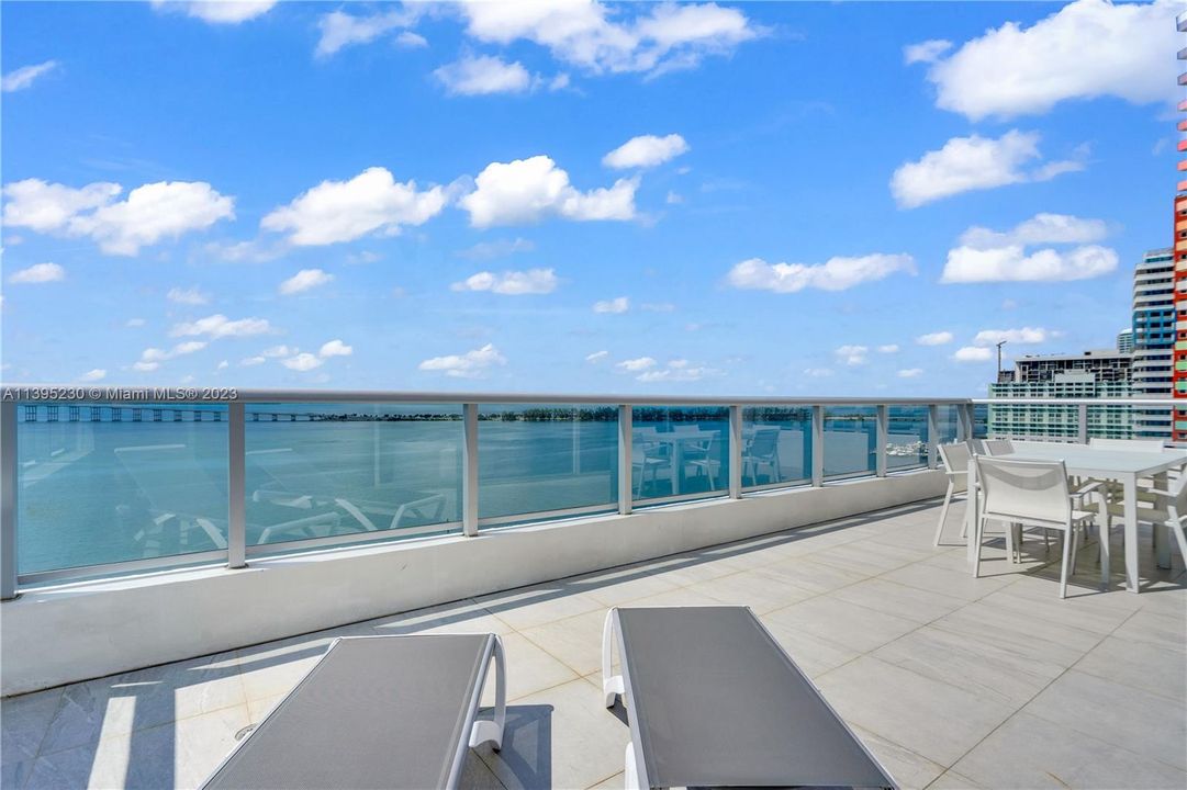 Recently Sold: $1,199,000 (2 beds, 2 baths, 1475 Square Feet)