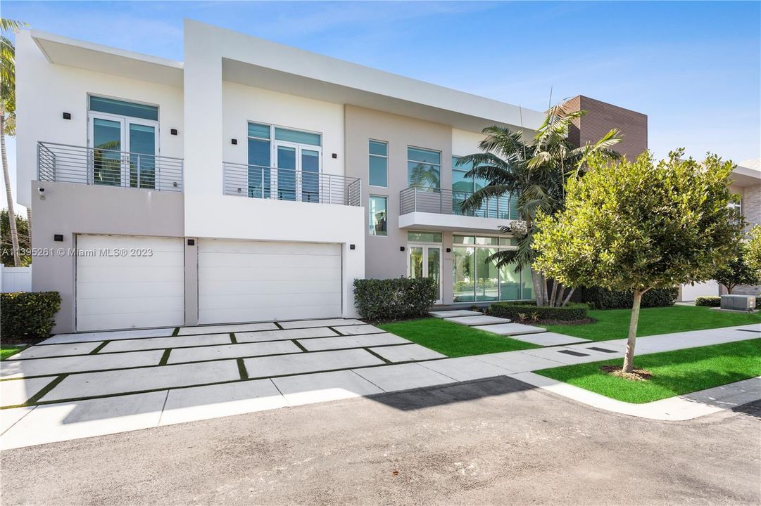 Recently Sold: $3,300,000 (6 beds, 6 baths, 6355 Square Feet)