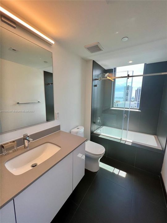 Недавно продано: $639,000 (2 спален, 2 ванн, 1040 Квадратных фут)