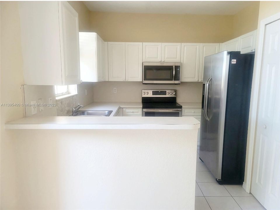 Recently Rented: $3,200 (3 beds, 2 baths, 1452 Square Feet)