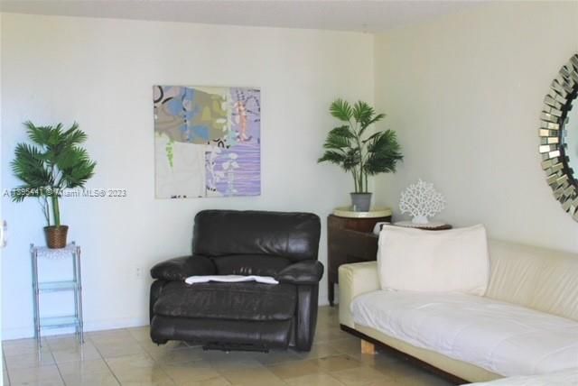 For Sale: $255,000 (1 beds, 1 baths, 653 Square Feet)
