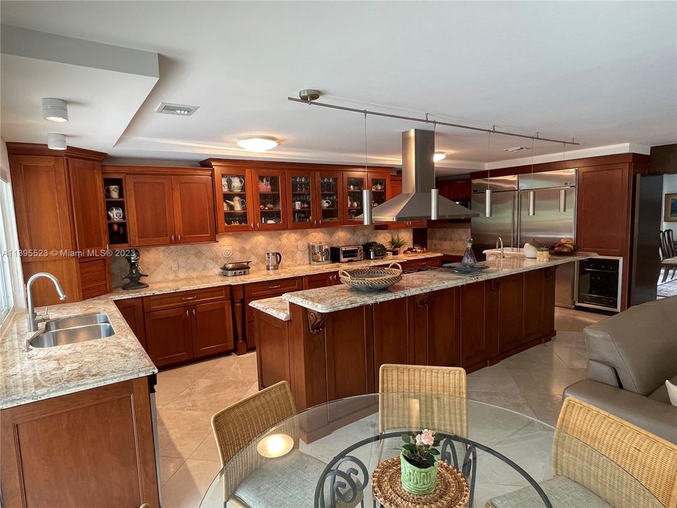Recently Sold: $2,950,000 (5 beds, 4 baths, 4881 Square Feet)