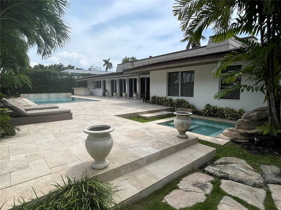 Recently Sold: $2,950,000 (5 beds, 4 baths, 4881 Square Feet)