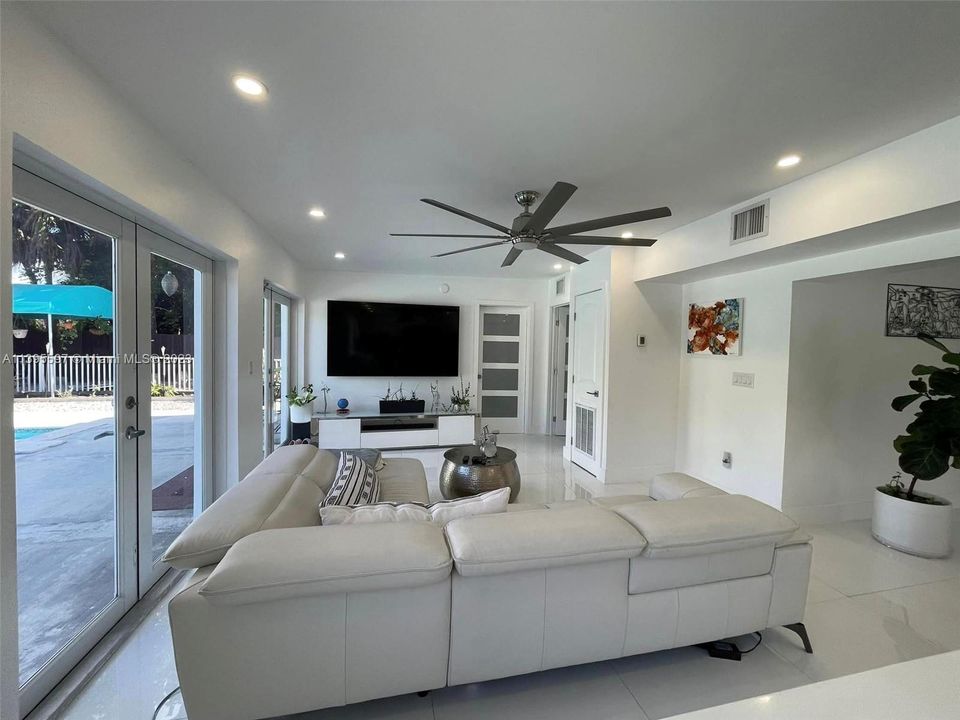 Недавно арендовано: $6,000 (5 спален, 3 ванн, 2475 Квадратных фут)