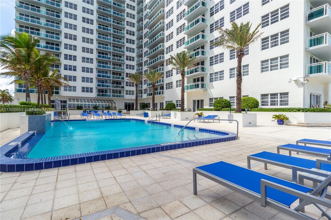 Recently Rented: $2,900 (1 beds, 1 baths, 808 Square Feet)