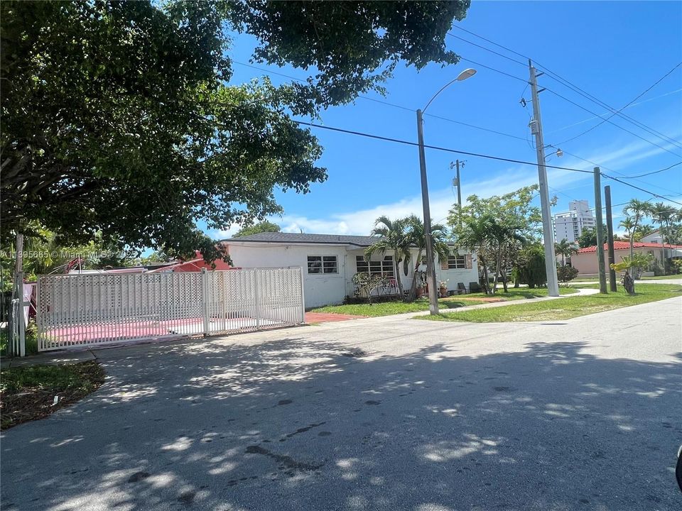 Recently Sold: $750,000 (3 beds, 3 baths, 1475 Square Feet)