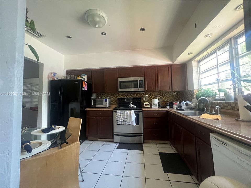 Recently Sold: $750,000 (3 beds, 3 baths, 1475 Square Feet)