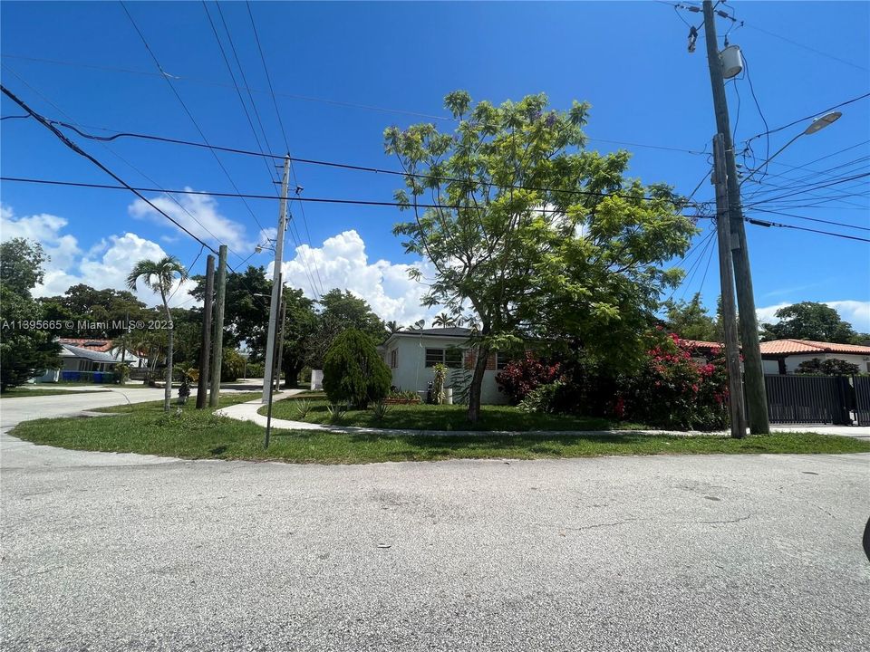 Recently Sold: $750,000 (3 beds, 3 baths, 1475 Square Feet)