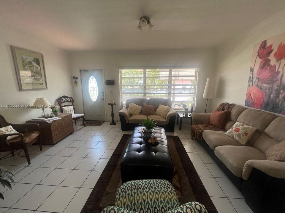 Recently Sold: $750,000 (3 beds, 3 baths, 1475 Square Feet)