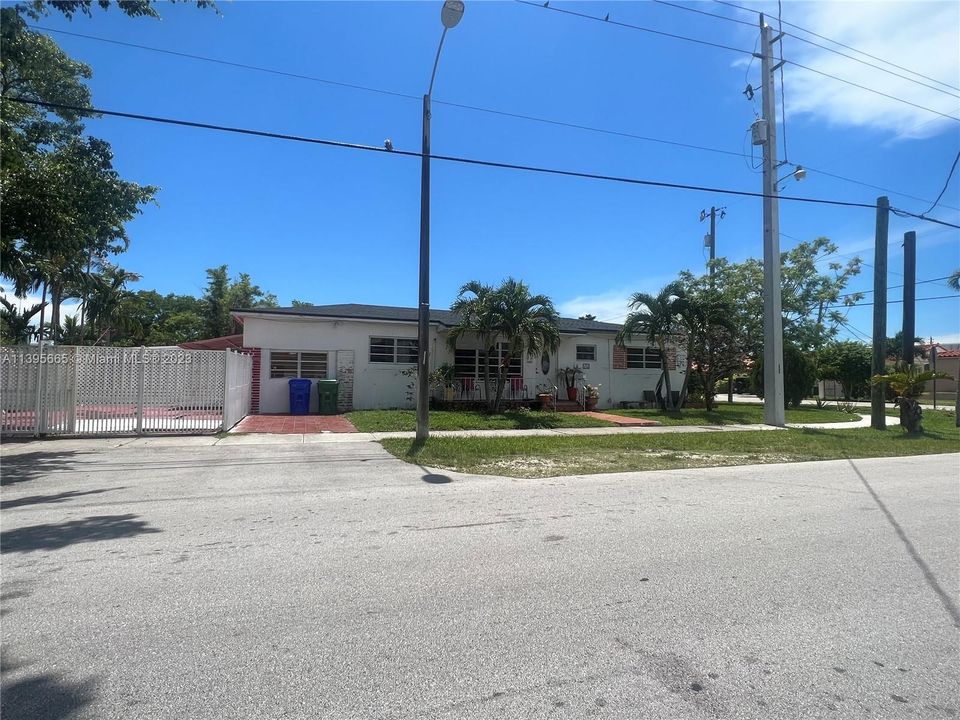 Recently Sold: $750,000 (3 beds, 3 baths, 1475 Square Feet)