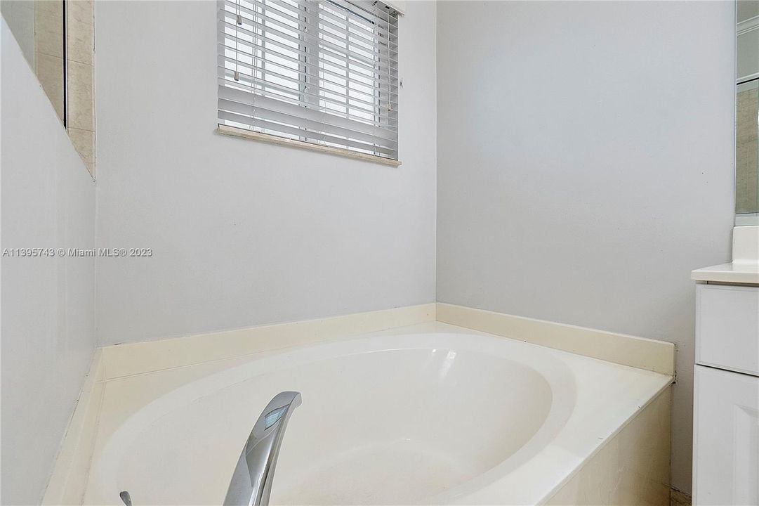 最近售出: $380,000 (3 贝兹, 2 浴室, 1514 平方英尺)