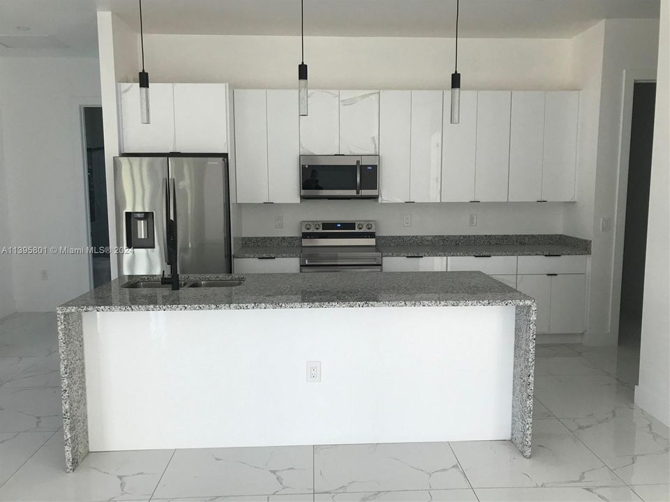 Vendido Recientemente: $394,900 (4 camas, 2 baños, 1806 Pies cuadrados)