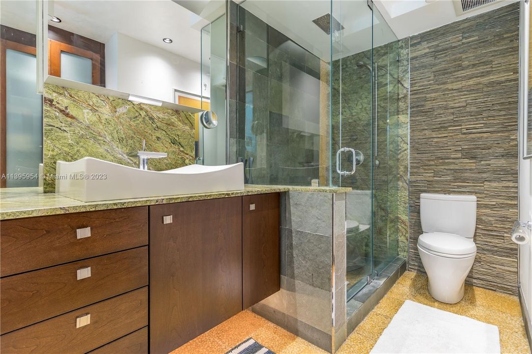 最近售出: $750,000 (1 贝兹, 1 浴室, 850 平方英尺)