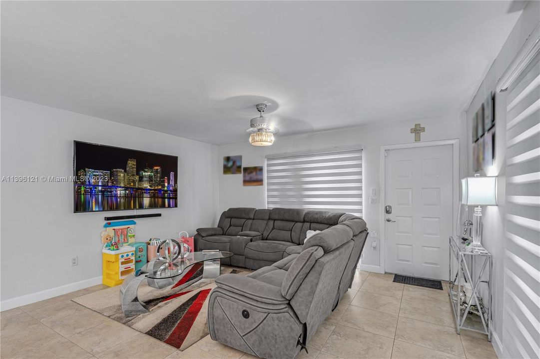 Recently Sold: $430,000 (3 beds, 2 baths, 1592 Square Feet)