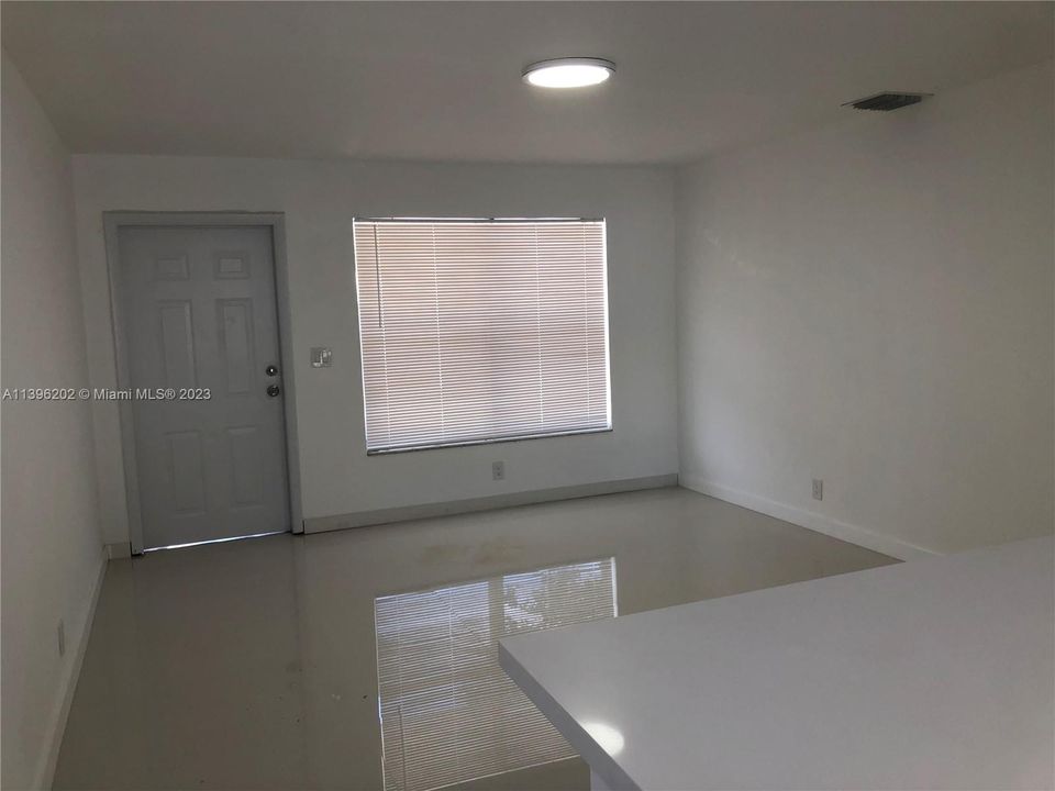 Recently Rented: $2,300 (2 beds, 1 baths, 827 Square Feet)