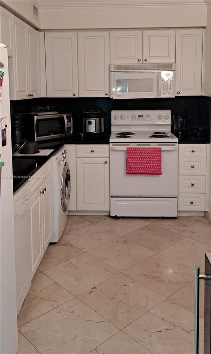 Recently Rented: $3,500 (1 beds, 1 baths, 835 Square Feet)