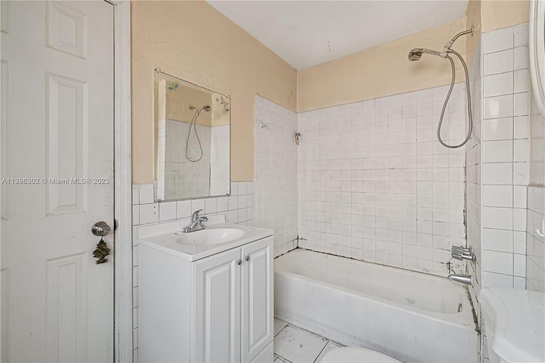 最近售出: $449,900 (0 贝兹, 0 浴室, 1900 平方英尺)