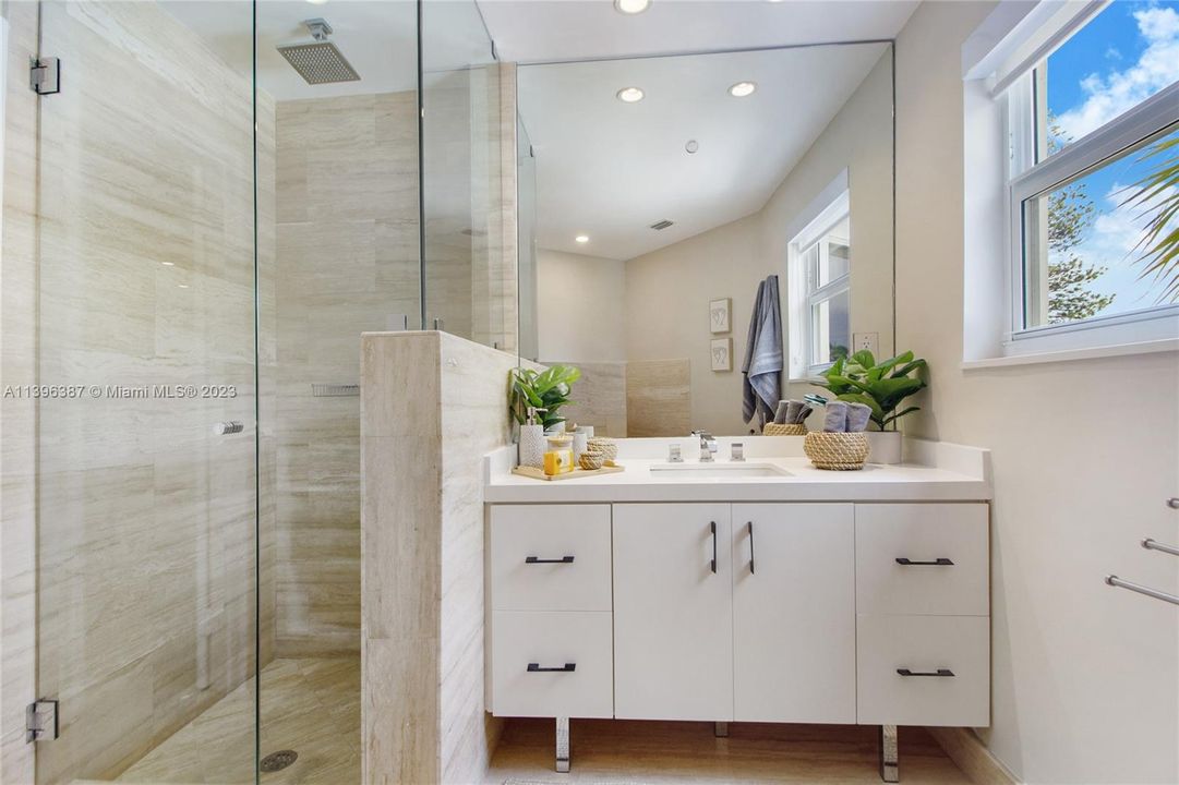 Marble Master Bathroom/shower & bathtub