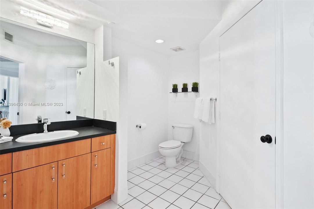 Recently Sold: $565,000 (1 beds, 1 baths, 806 Square Feet)