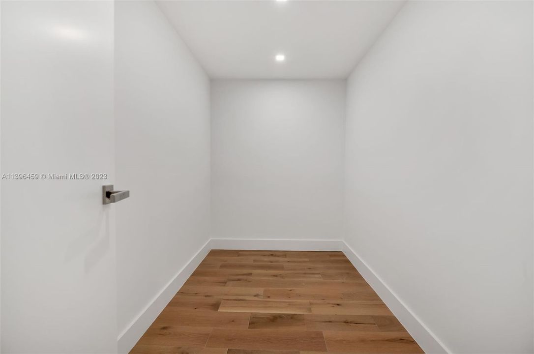 His/Hers Walk-In Master