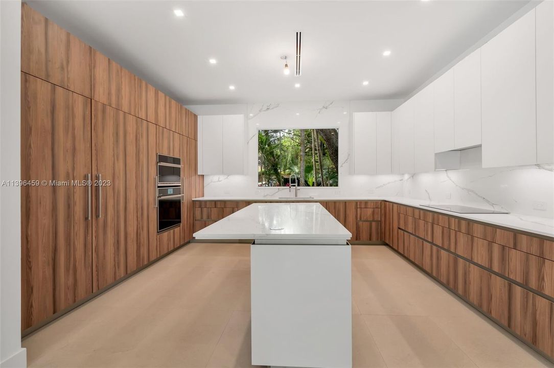 Recently Sold: $6,980,000 (7 beds, 8 baths, 5323 Square Feet)