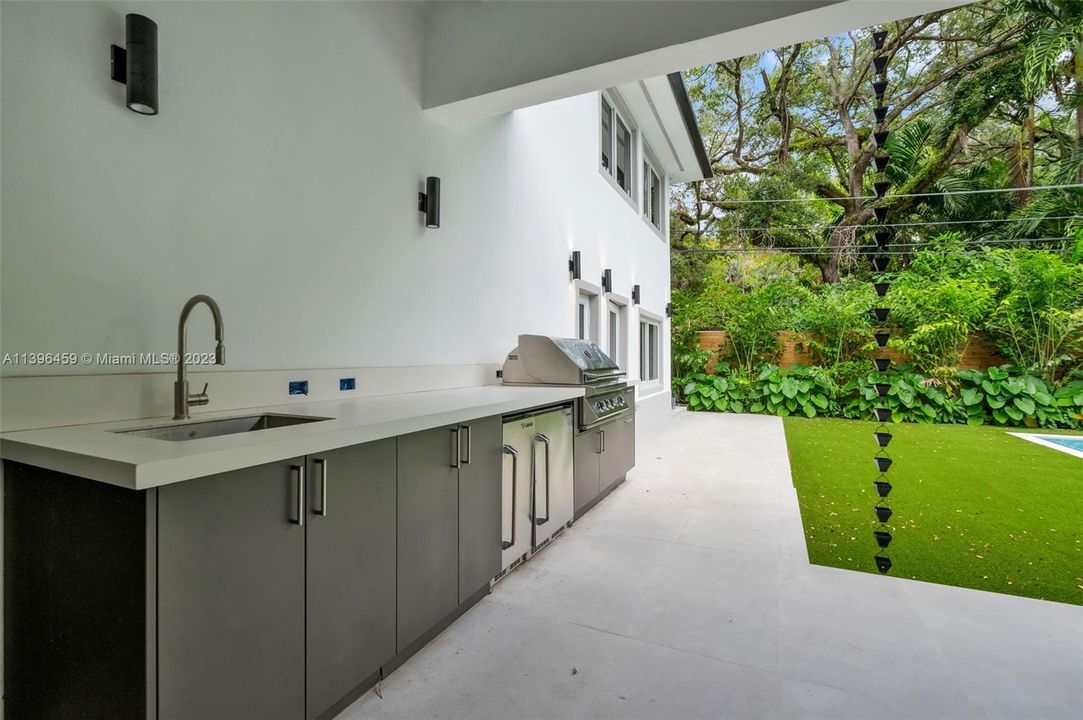 Recently Sold: $6,980,000 (7 beds, 8 baths, 5323 Square Feet)