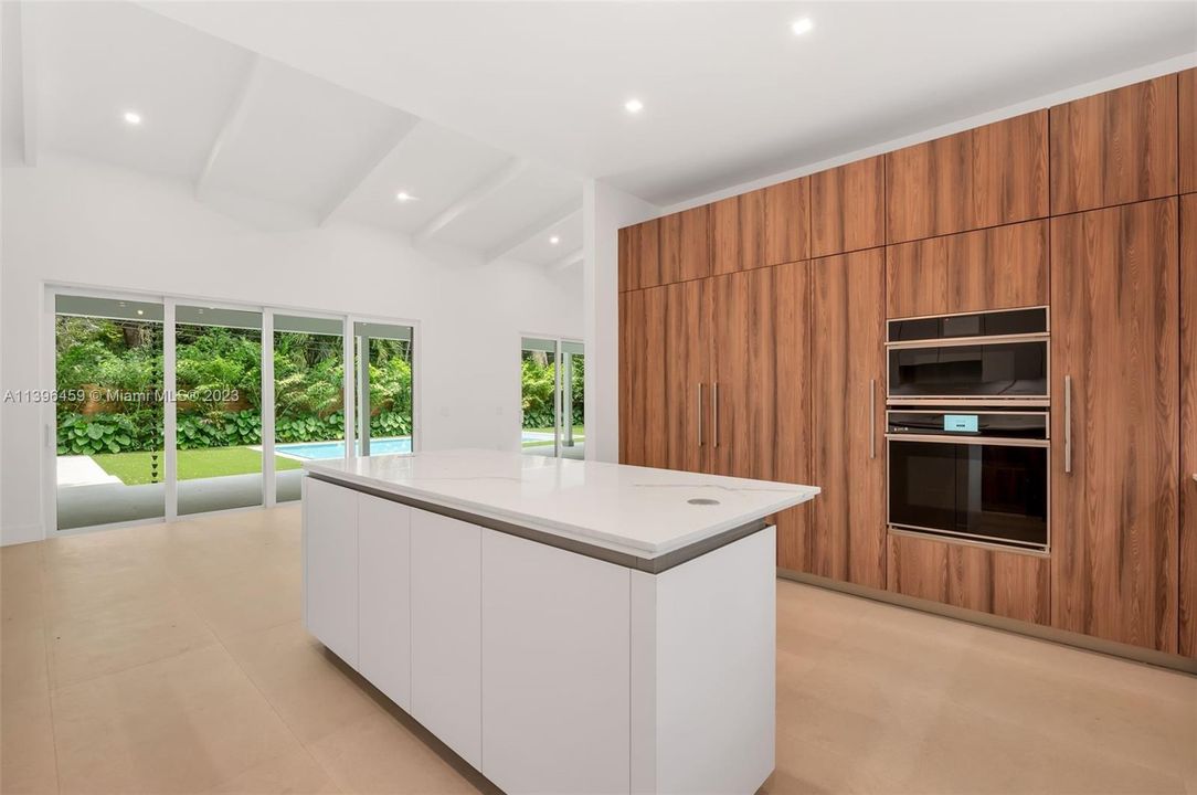 Recently Sold: $6,980,000 (7 beds, 8 baths, 5323 Square Feet)