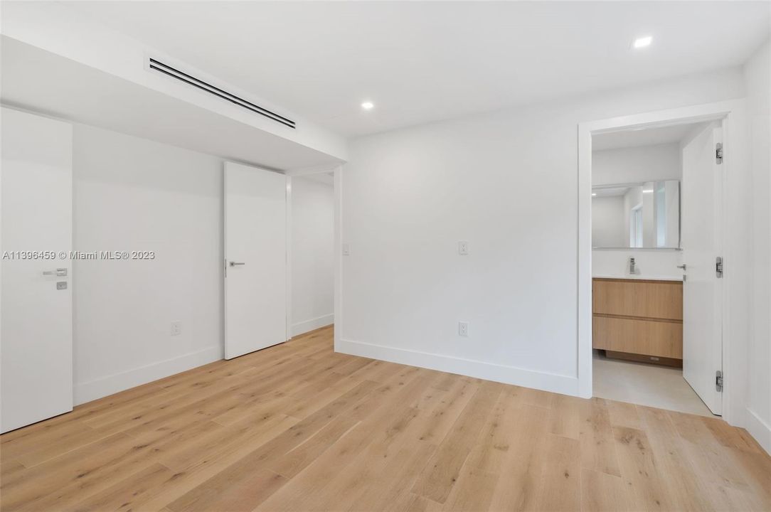 Recently Sold: $6,980,000 (7 beds, 8 baths, 5323 Square Feet)