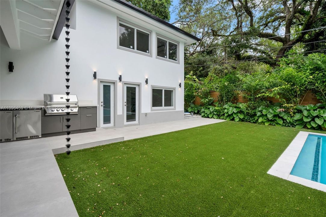 Recently Sold: $6,980,000 (7 beds, 8 baths, 5323 Square Feet)