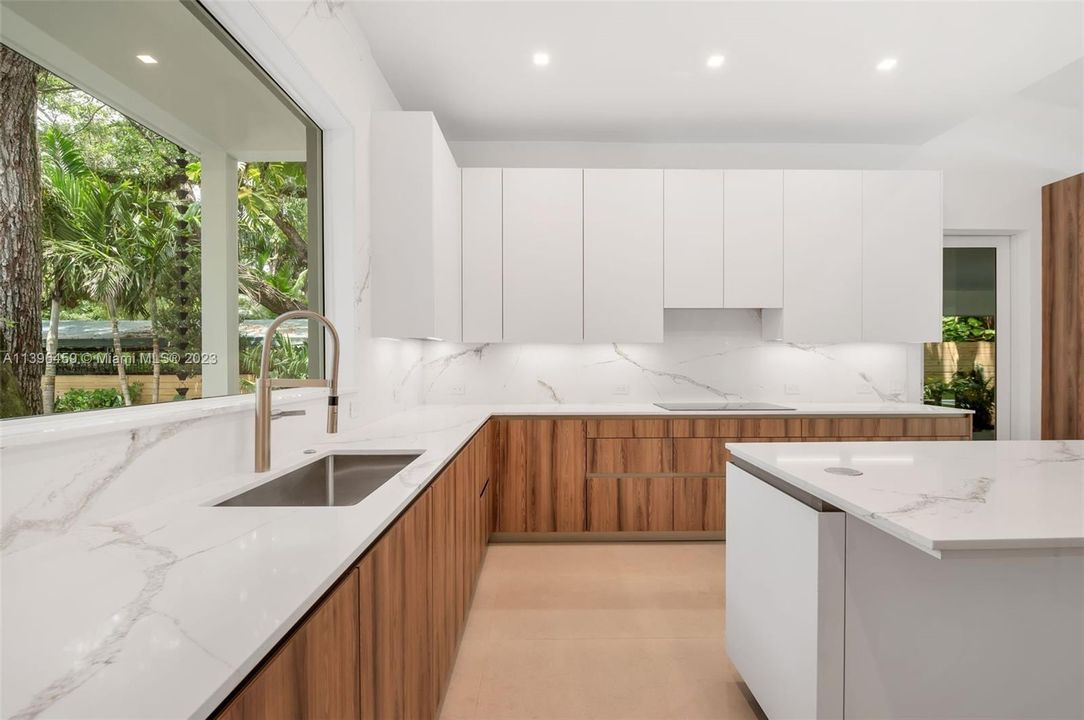 Recently Sold: $6,980,000 (7 beds, 8 baths, 5323 Square Feet)