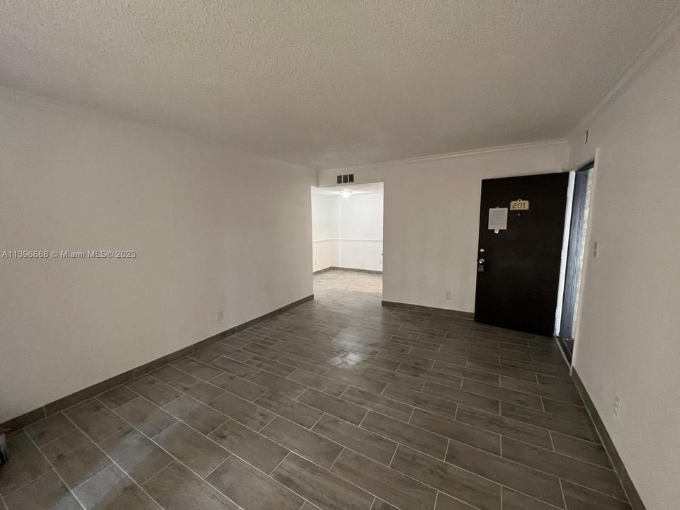 Recently Rented: $1,299 (1 beds, 1 baths, 650 Square Feet)