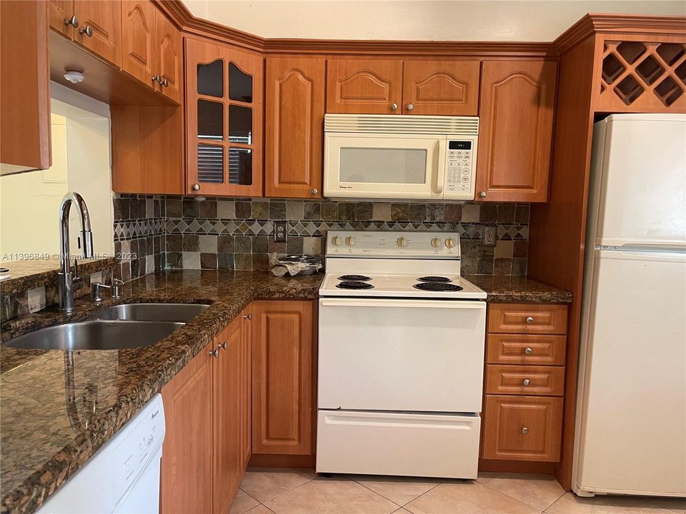 Recently Rented: $2,200 (2 beds, 2 baths, 1210 Square Feet)