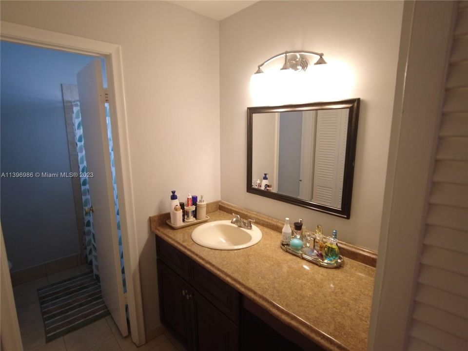 Recently Sold: $330,000 (2 beds, 2 baths, 1064 Square Feet)