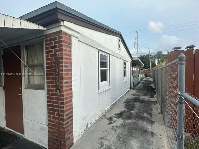 Recently Sold: $349,000 (2 beds, 1 baths, 880 Square Feet)