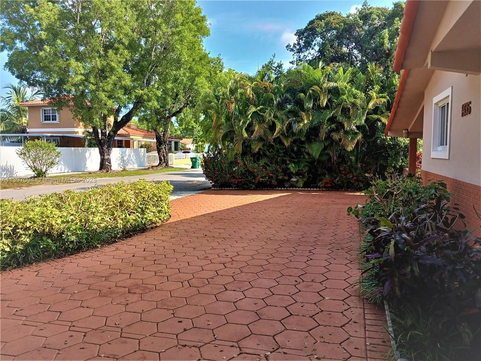 Recently Sold: $675,000 (3 beds, 2 baths, 1602 Square Feet)