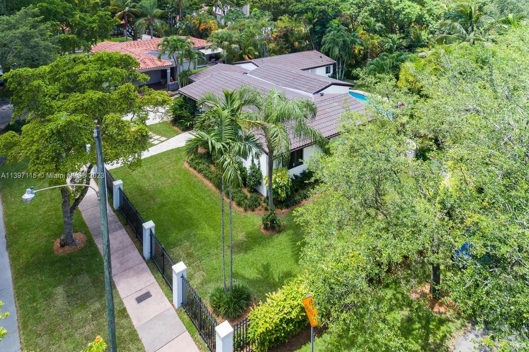 Recently Sold: $1,998,000 (4 beds, 3 baths, 2706 Square Feet)