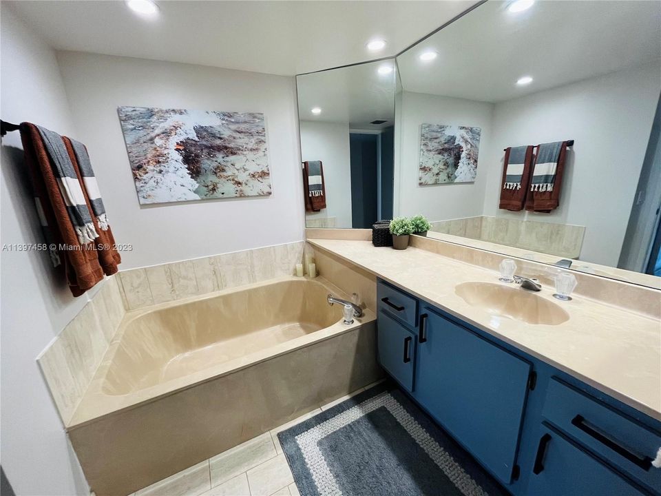 最近售出: $440,000 (1 贝兹, 1 浴室, 997 平方英尺)