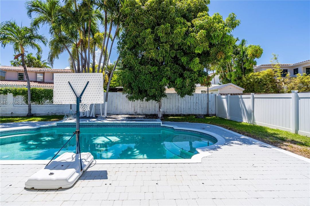 Recently Sold: $2,580,000 (3 beds, 3 baths, 3531 Square Feet)
