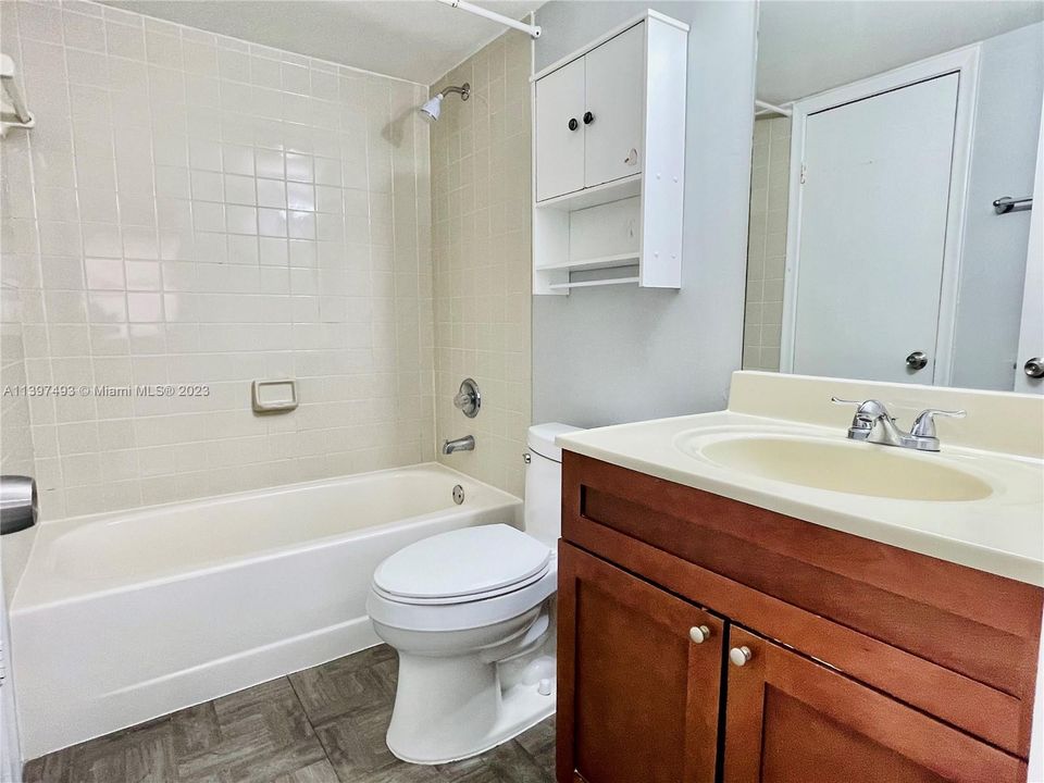 最近售出: $299,800 (2 贝兹, 2 浴室, 1012 平方英尺)