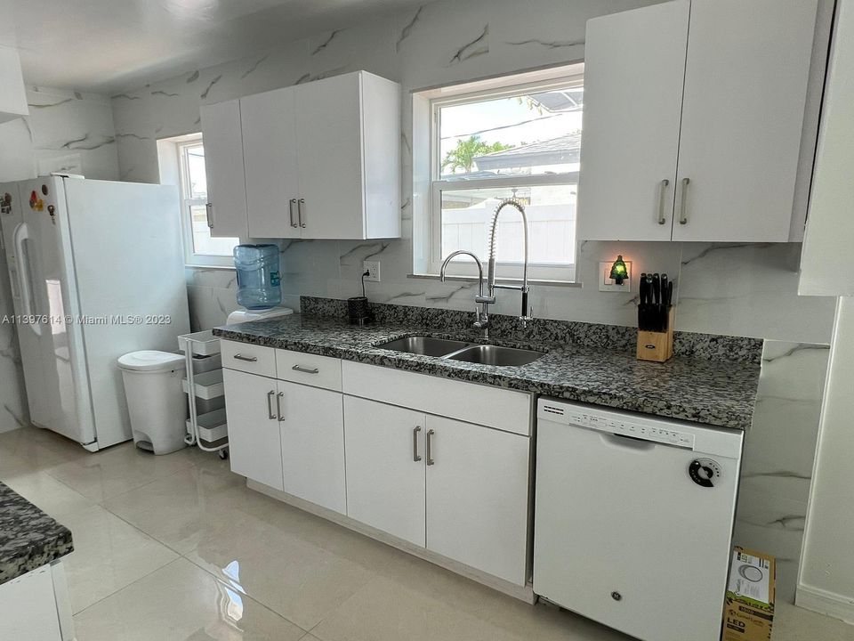 Recently Sold: $559,999 (3 beds, 2 baths, 1379 Square Feet)