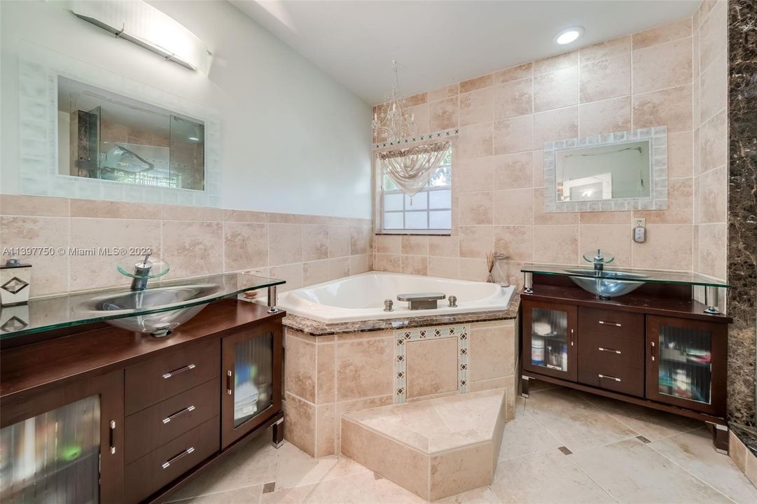 Недавно продано: $860,000 (5 спален, 4 ванн, 2504 Квадратных фут)