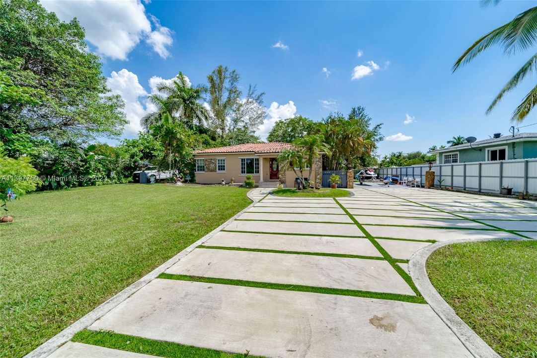 Recently Sold: $860,000 (5 beds, 4 baths, 2504 Square Feet)