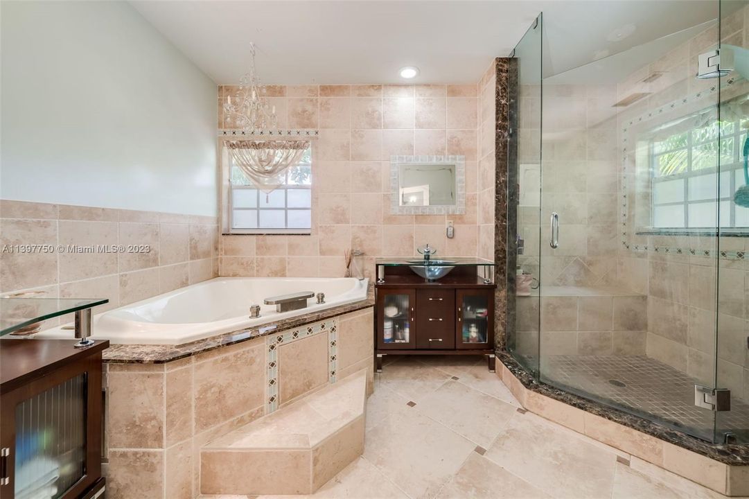 最近售出: $860,000 (5 贝兹, 4 浴室, 2504 平方英尺)