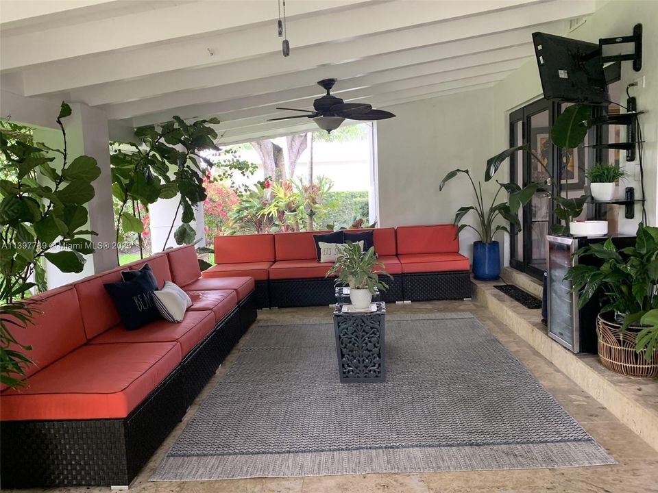 Recently Sold: $1,825,000 (3 beds, 2 baths, 2151 Square Feet)