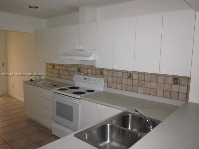 最近租的: $3,300 (3 贝兹, 2 浴室, 1359 平方英尺)