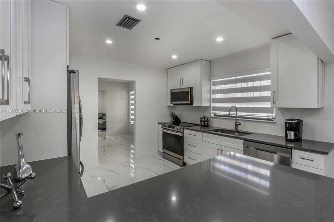 Recently Sold: $800,000 (3 beds, 2 baths, 1818 Square Feet)