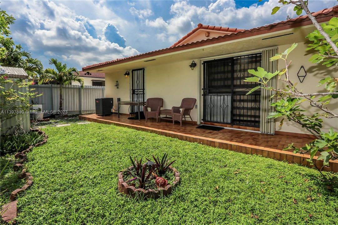 Recently Sold: $800,000 (3 beds, 2 baths, 1818 Square Feet)