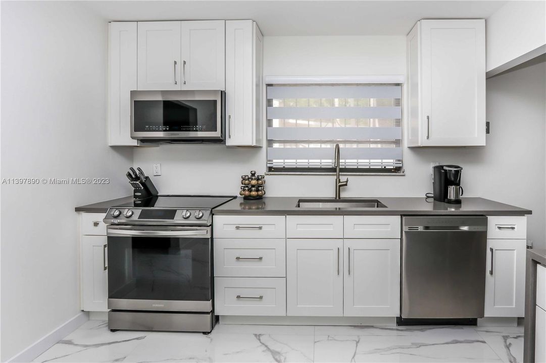 Recently Sold: $800,000 (3 beds, 2 baths, 1818 Square Feet)